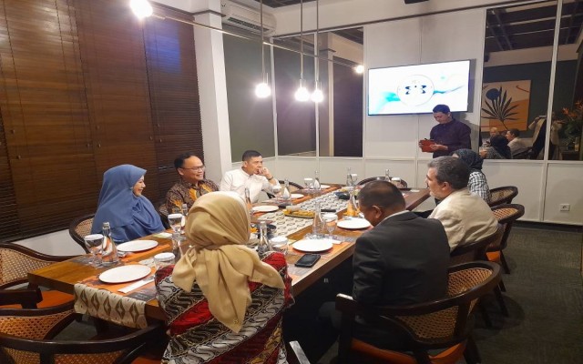 جلسه مشترک رئیس پژوهشکده بیمه و رئیس انجمن بیمه اسلامی اندونزی