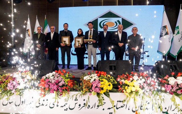 نمایندگان برتر بیمه کارآفرین در نیمه اول سال 1402 تقدیر شدند