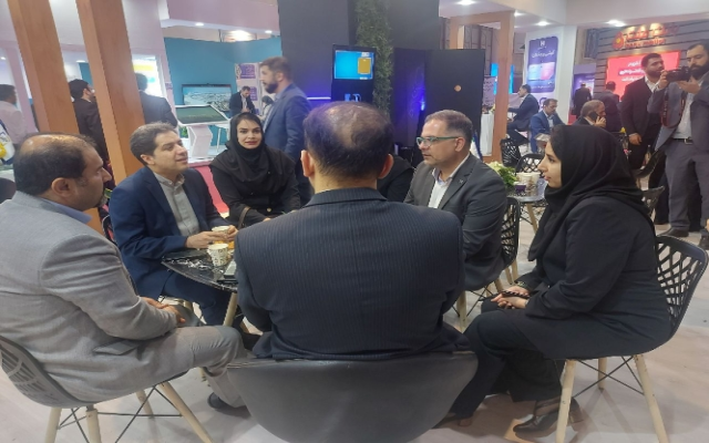 بازدید رئیس کل بیمه مرکزی از غرفه بیمه سرمد در نمایشگاه کیش اینوکس ۲۰۲۳