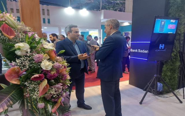 بازدید رئیس کل بیمه مرکزی از غرفه بیمه سرمد در نمایشگاه کیش اینوکس ۲۰۲۳