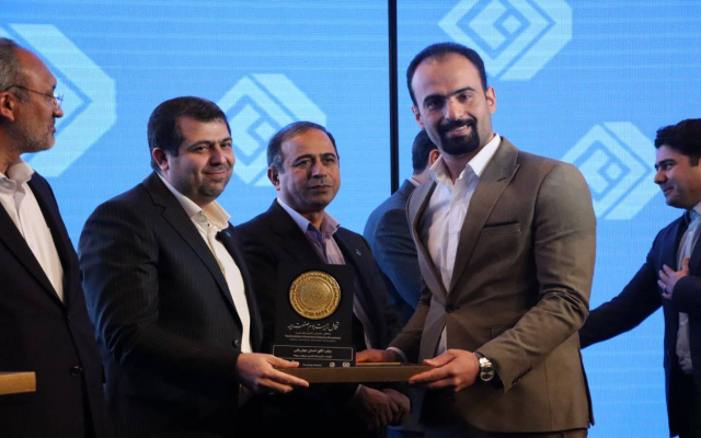 تقدیر از نخبگان بیمه دی در سی‌امین همایش ملی و یازدهمین همایش بین‌المللی بیمه و توسعه